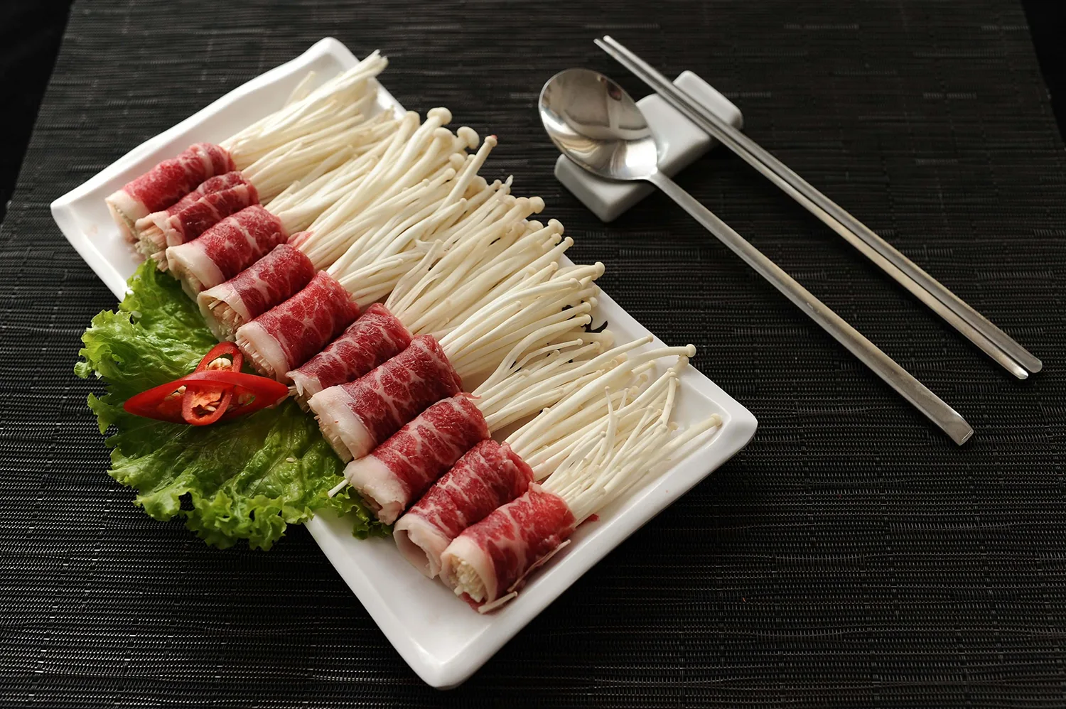 Thịt bò cuộn nấm kim châm